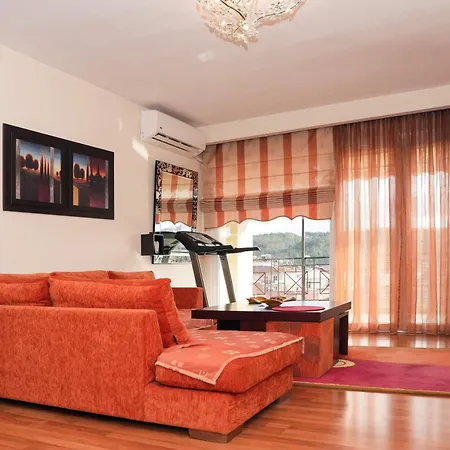 Retreat With Mountain Views Апартамент *