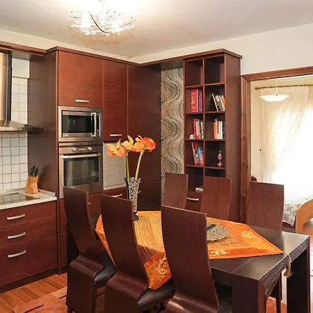 Retreat With Mountain Views